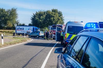 Loechgau: Drei Verletzte nach Kollision mit einem Linienbus - PKW uebersieht den Bus beim Abbiegevorgang